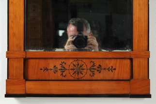 Miroir mural ancien de style Biedermeier en merisier de Franconie, vers 1830