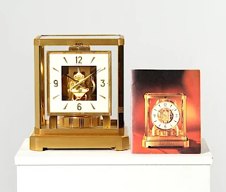 <p>Suisse<br />
Laiton doré<br />
Année de fabrication 1977</p>
