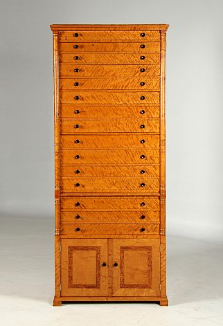 Armoire de collection ancienne en bouleau
